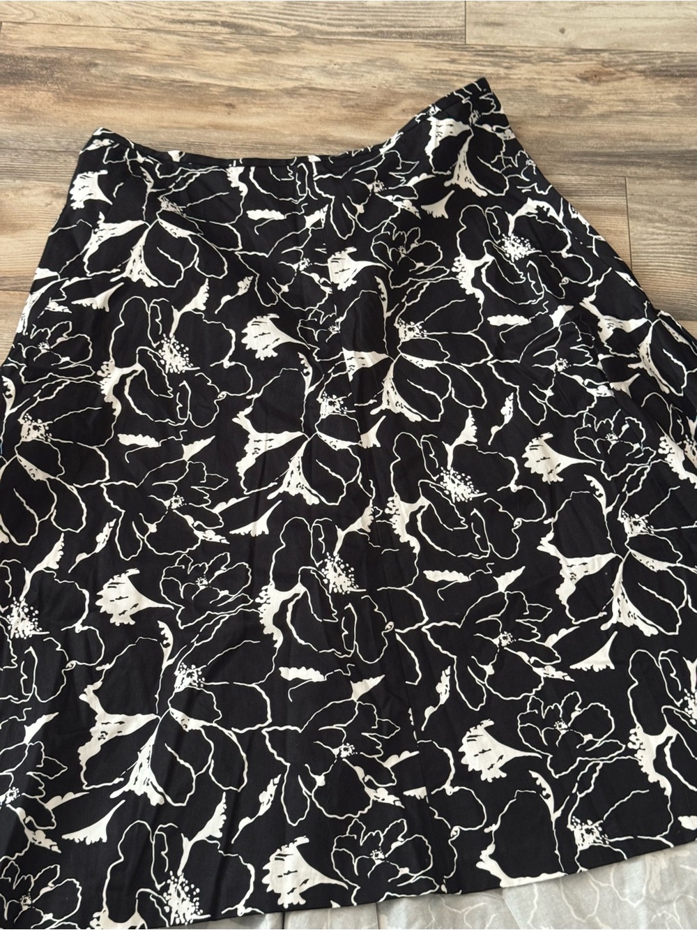 J. Peterman vintage-style black and white floral high-low skirt size 29